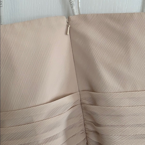 Short crinkle chiffon dress with front cascade - Picture 4 of 4